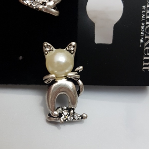 Kitty Cat Pearl Silver Studs - Picture 4 of 5